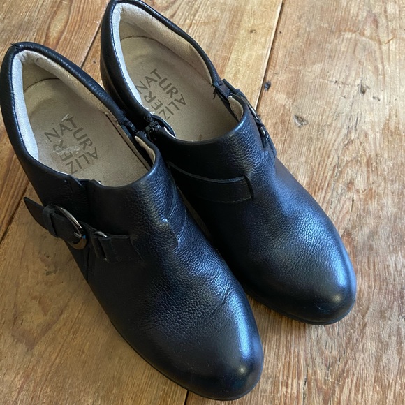 Naturalizer Shoes - Naturalizer black heeled bootie/shoe size 6